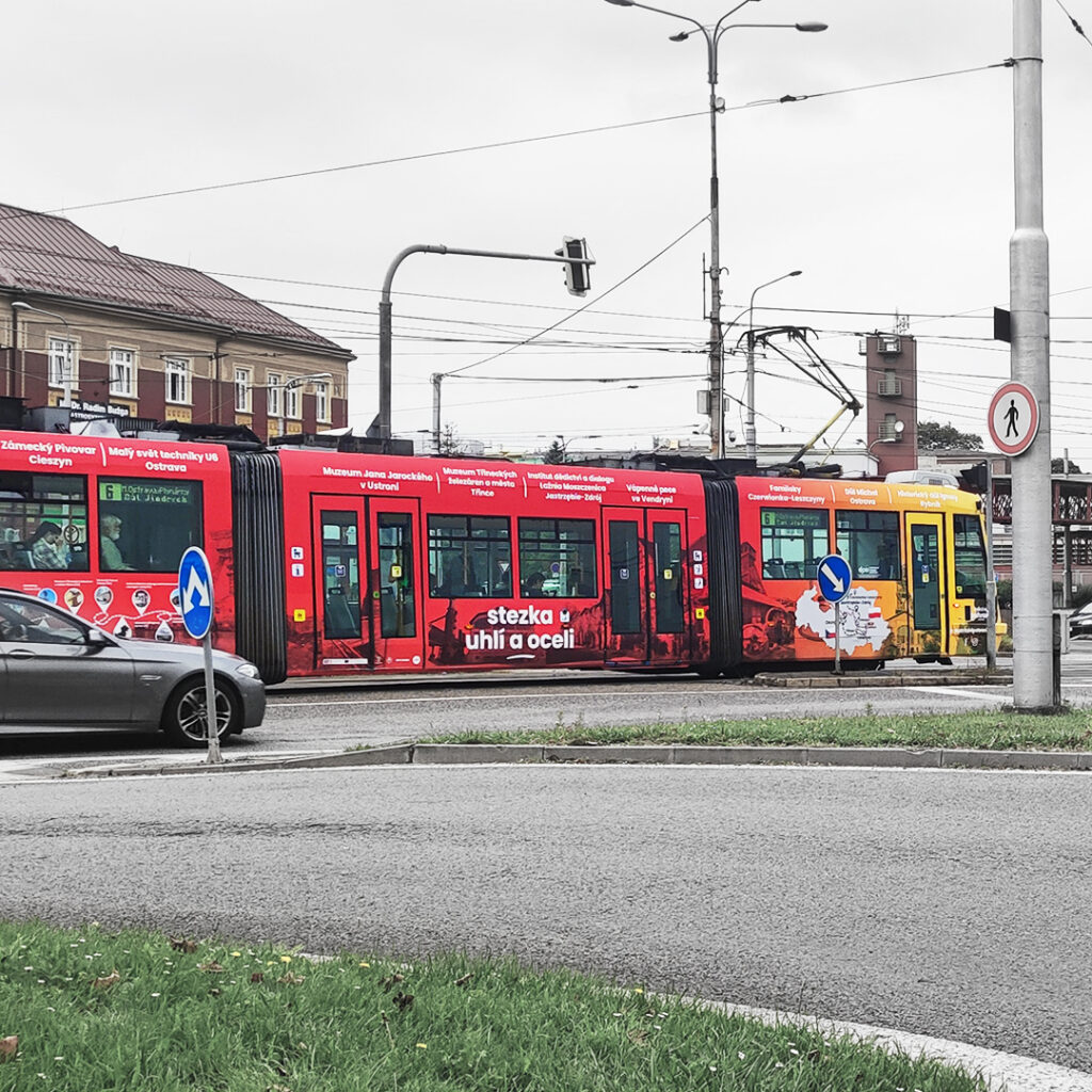 Celoplošný polep tramvaje pro kampaň propagující turistické cíle.