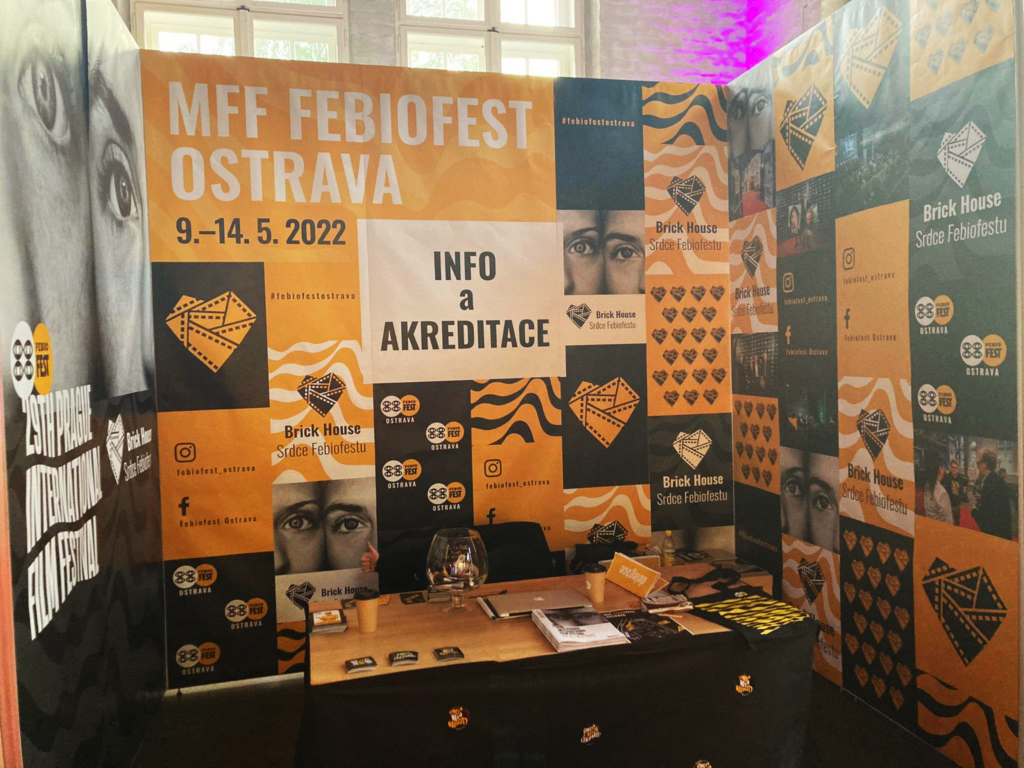 Plakáty na stěně zóny akreditace