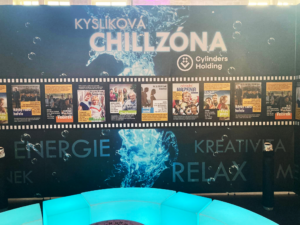 Plakáty s anotací promítaných filmů na festivalu na zdi