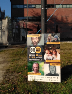 Venkovní poutač s grafikou festivalu